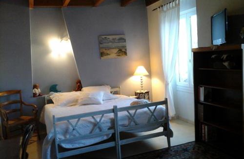 Gemozac Bed & Breakfast | LES Roses Trémières