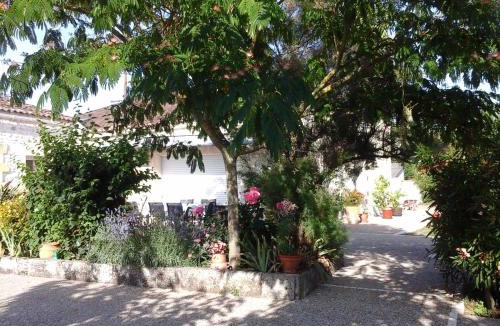 Gemozac Bed & Breakfast | LES Roses Trémières