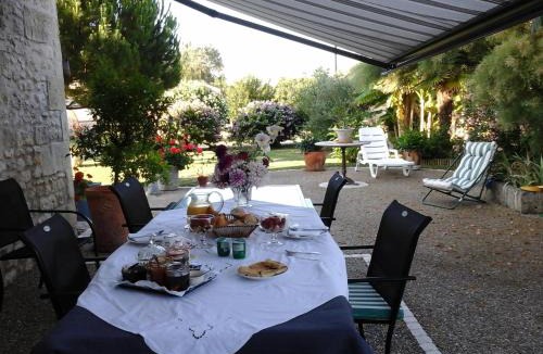 Gemozac Bed & Breakfast | LES Roses Trémières