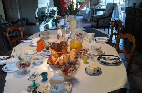 Gemozac Bed & Breakfast | LES Roses Trémières