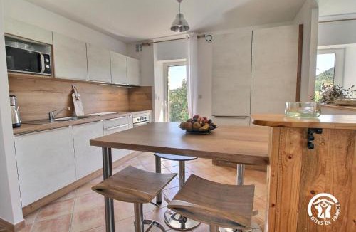 Nivillac House | Les roses trémières