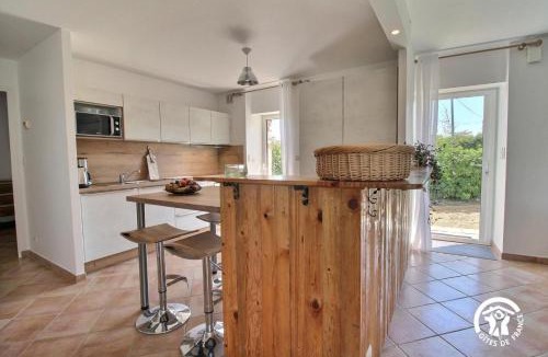 Nivillac House | Les roses trémières
