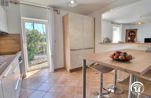 Nivillac House | Les roses trémières