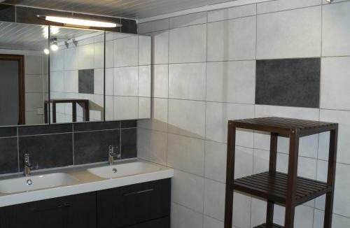 Le Chaffaut-Saint-Jurson Apartment | Les rosiers