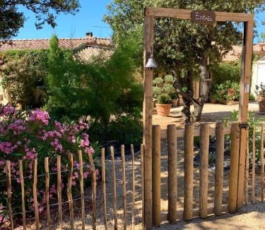 Aigaliers Apartment | LES SANTOLINES - Studio à la campagne