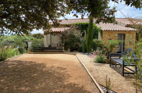 Aigaliers Apartment | LES SANTOLINES - Studio à la campagne