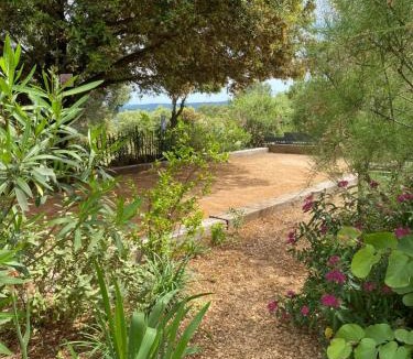 Aigaliers Apartment | LES SANTOLINES - Studio à la campagne