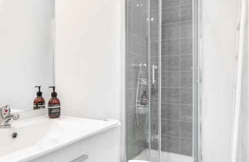 4th Arrondissement Apartment | Les Studios Blancarde Terrasse Parking Clim Métro