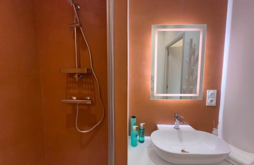 Aigues-Mortes Medieval City Apartment | Les suites du 13