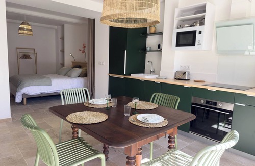 Aigues-Mortes Medieval City Apartment | Les Suites du 13