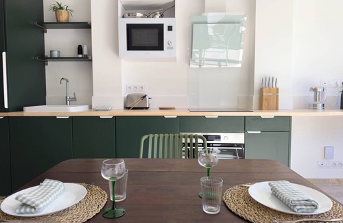 Aigues-Mortes Medieval City Apartment | Les Suites du 13