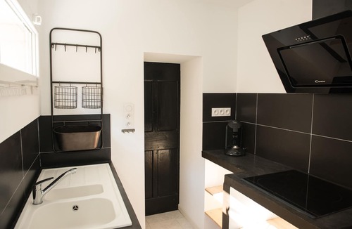 Aigues-Mortes Medieval City House | Les Suites du 17