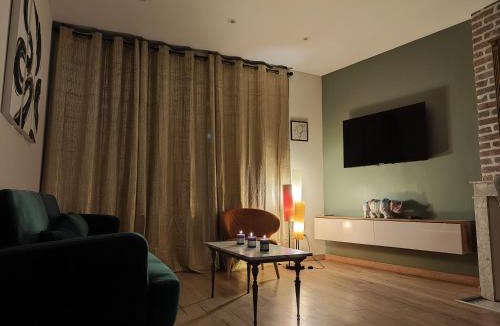 Chauny Apartment | Les toits de la République