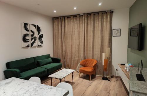 Chauny Apartment | Les toits de la République