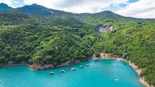 Le Sauze-du-Lac Boat Rental | Les Toues Cabanées du lac
