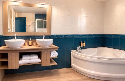 Le Val-Saint-Pere Hotel | Les Treize Assiettes - Hôtel & Restaurant