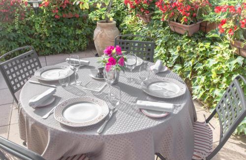 Saint-Jean-Lespinasse Hotel | Les Trois Soleils