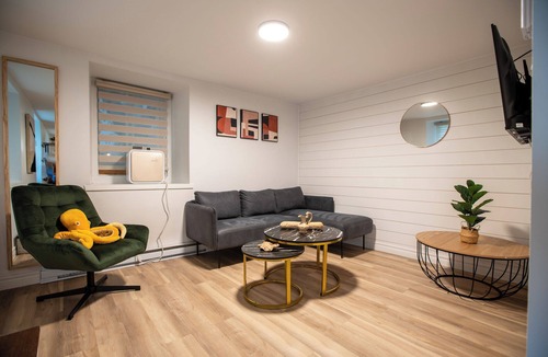 Quartier 5-4 Apartment | Les Voûtes Royal Urbain| Parking | Pet friendly
