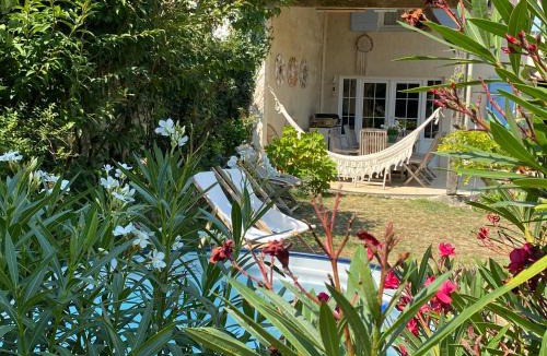 Brie-sous-Mortagne House | Les volets bleus