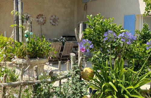 Brie-sous-Mortagne House | Les volets bleus