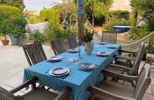 Brie-sous-Mortagne House | Les volets bleus