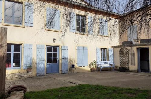 Charlieu House | Les volets bleus