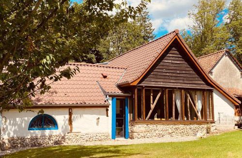 Cormont House | Les Volets Bleus