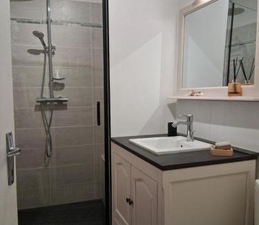 Premian House | Les volets bleus