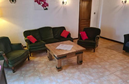 Saint-Macoux House | Les Volets Bleus
