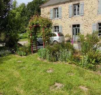 La Croix-Hellean House | Les Volets Gris