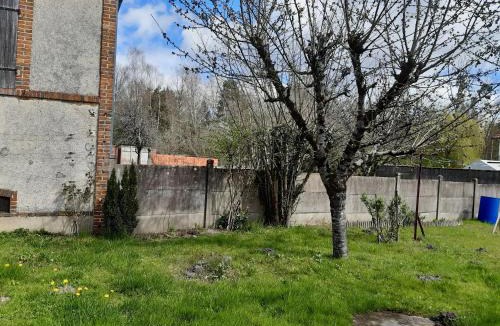 Neuvy-sur-Barangeon House | Les Volets rouges