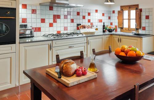 Barbera de la Conca House | Les Voltes III - stunning 5BD home with panoramic views in hilltop wine village
