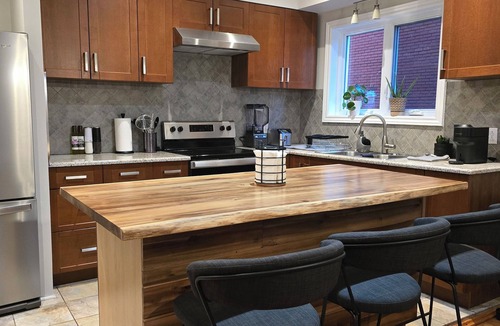 Cote-Des-Neiges—Notre-Dame-De-Grace Apartment | LeSanctuary: Central/Family & Pet Friendly/FREE Parking