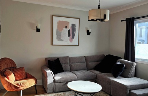 Cote-Des-Neiges—Notre-Dame-De-Grace Apartment | LeSanctuary: Central/Family & Pet Friendly/FREE Parking