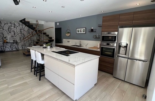 La Queue-les-Yvelines House | Lescale du Roy : Maison Récente Proche Versailles