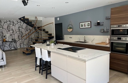 La Queue-les-Yvelines House | Lescale du Roy : Maison Récente Proche Versailles