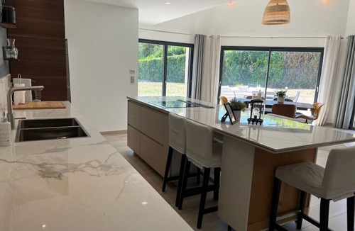 La Queue-les-Yvelines House | Lescale du Roy : Maison Récente Proche Versailles