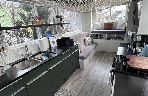 Burr Ridge House | Less is more! Pet friendly Tiny Home near Chicago!n