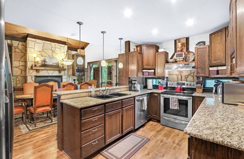 Gruene House | Less than 1 mile from Gruene Hall! Sleeps up to 8! Private Hot Tub!