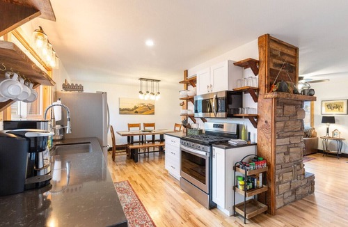 Stevensville Cottage | Lester’s Cottage - Riverfront Retreat