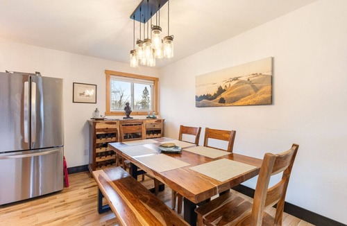 Stevensville Cottage | Lester’s Cottage - Riverfront Retreat