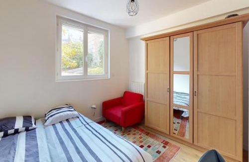 Anatole France Danton Apartment | Lesueur RDC - 1 ch proche gare