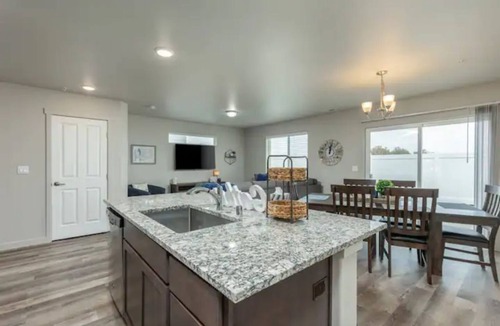 Kennewick House | Let's Gather - Centrally Located & Pet Friendly.