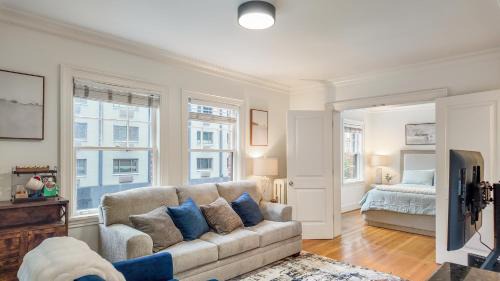 Belltown Apartment | Let's Get Cozy In Seattle!