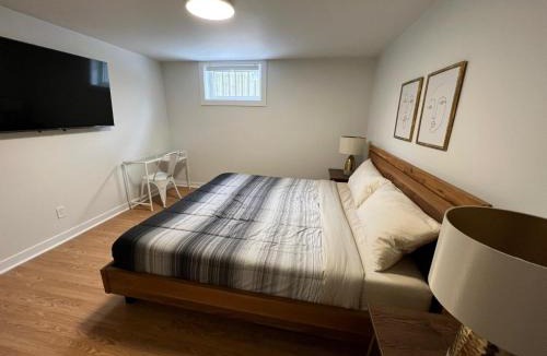 Barrie House | Letitia Heights !B Spacious and Quiet Private Bedroom with Shared Bathroom