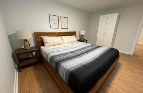 Barrie House | Letitia Heights !B Spacious and Quiet Private Bedroom with Shared Bathroom