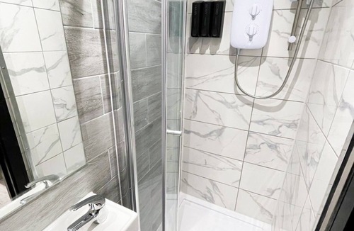 Headstone North Apartment | Letzi private en-suite, North Harrow.