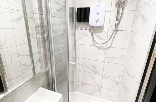 Headstone North Apartment | Letzi private en-suite, North Harrow.