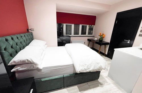 Headstone North Apartment | Letzi private en-suite, North Harrow.