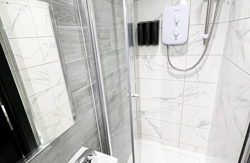 Headstone North Apartment | Letzi private en-suite, Harrow.